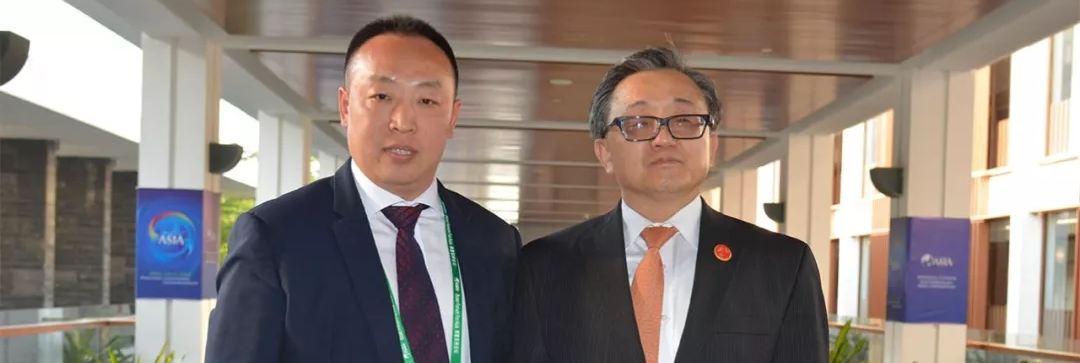 插逼搔逼视频嫩逼操逼联合国副秘书长刘振民和赵章栓会长在博鳌亚洲论坛亲切交"
